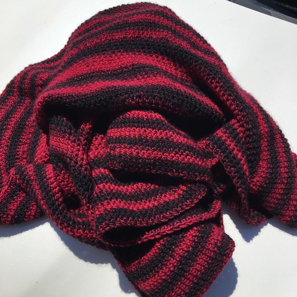 HANDMADE Crocheted Round Red/black Throw - Picture 7 of 10